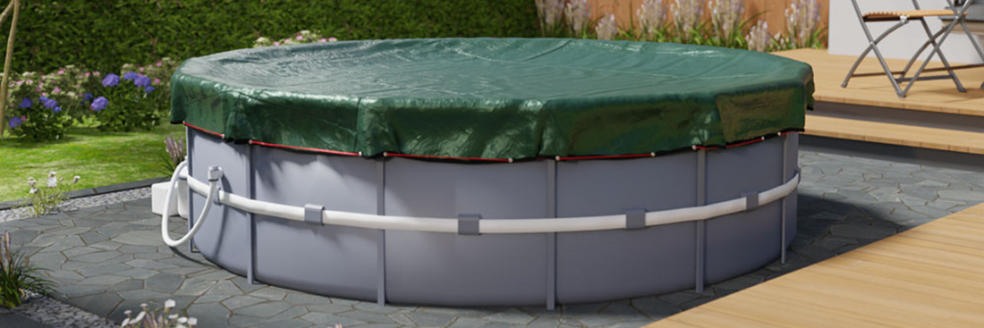 Pool steht in der Sonne und ist mit einer Abdeckung ausgestattet